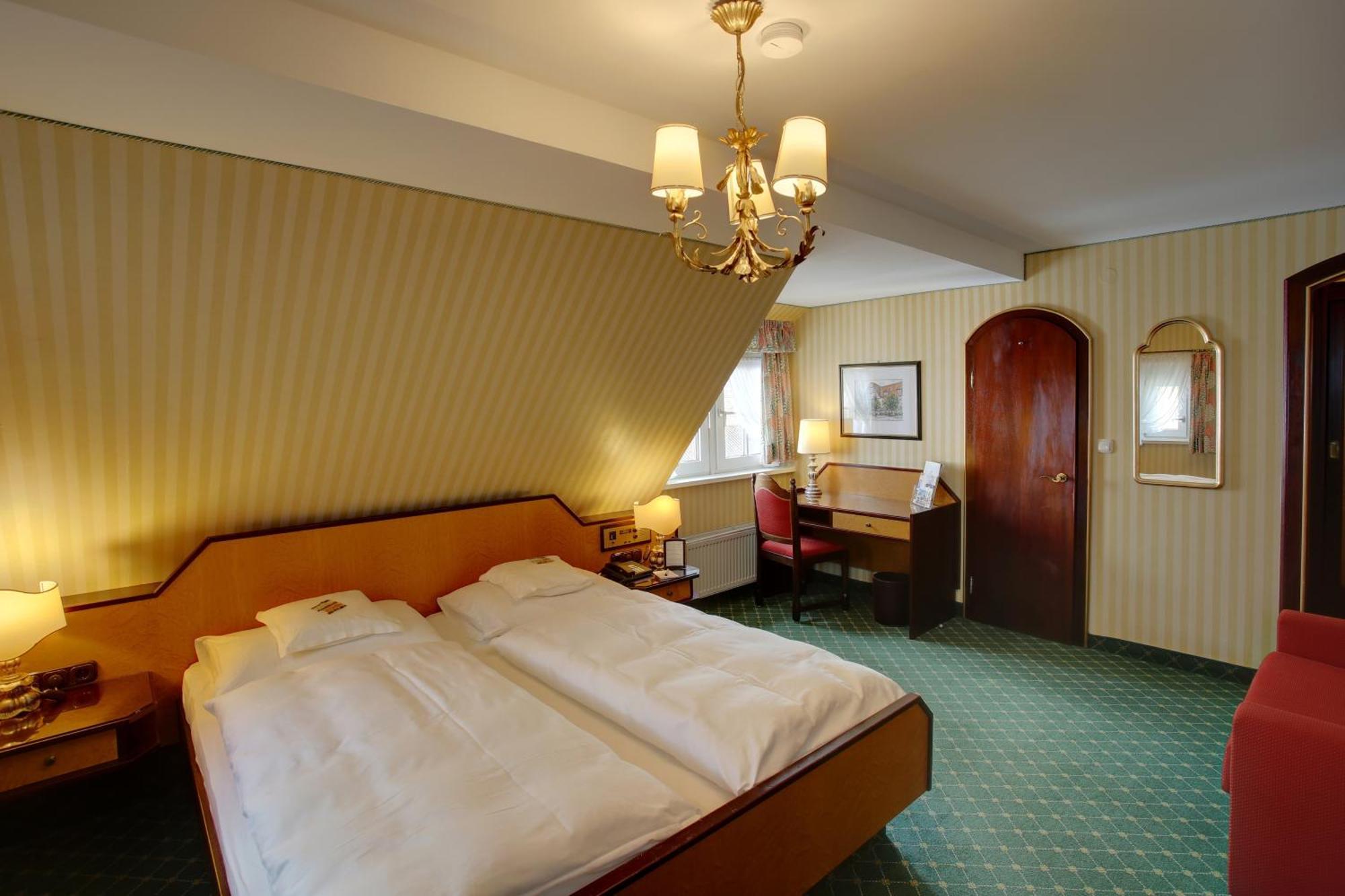 Hotel Brauereigasthof Landwehr-Braeu Reichelshofen Room photo