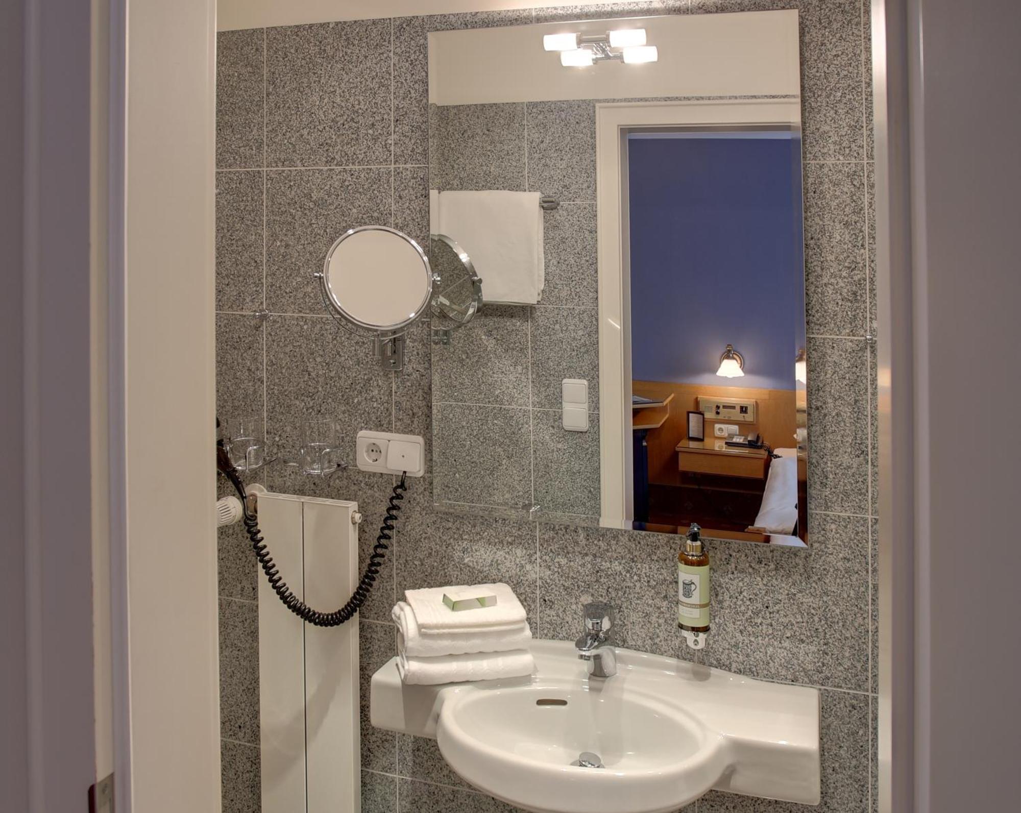 Hotel Brauereigasthof Landwehr-Braeu Reichelshofen Room photo