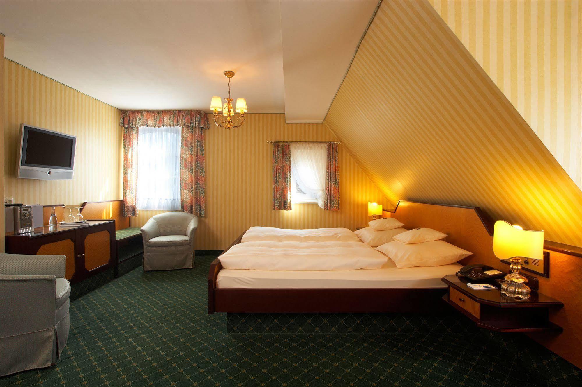 Hotel Brauereigasthof Landwehr-Braeu Reichelshofen Exterior photo