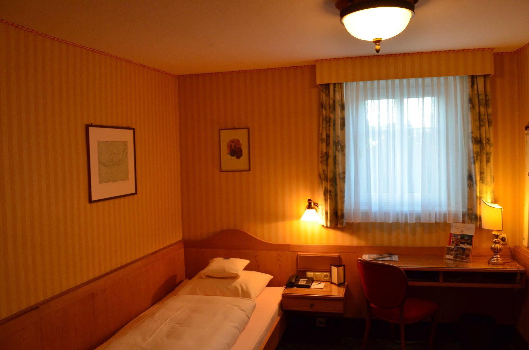 Hotel Brauereigasthof Landwehr-Braeu Reichelshofen Exterior photo