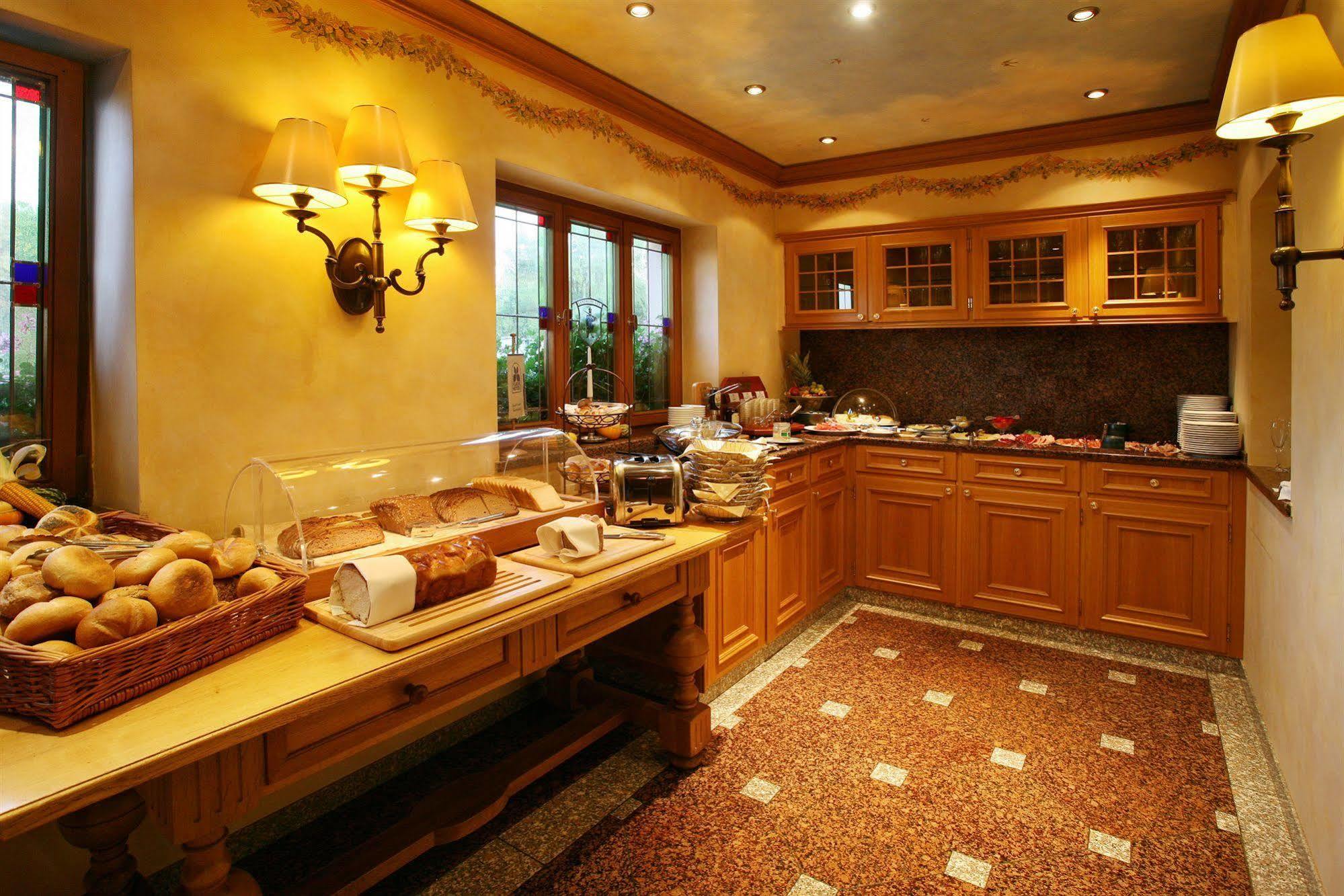 Hotel Brauereigasthof Landwehr-Braeu Reichelshofen Exterior photo